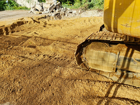 Der Bagger auf der Baustelle Bereite die Grube von - Erdarbeitem durch das Tiefbau Unternehmen