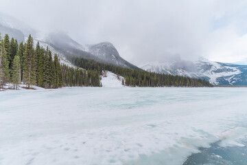 Obraz premium Frozen Emerald Lake in Yoho National Park