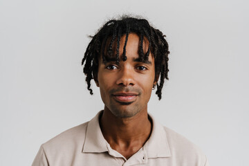 Obraz premium Young african man looking at camera while standing isolated