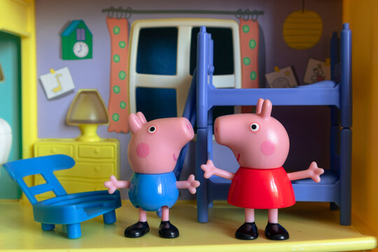 Peppa Pig's toy house. Peppa Pig, George and Suzy Sheep sleep in a