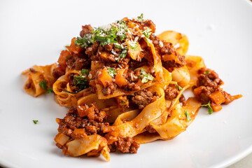 tagliatelle pasta with bolognaise - 542281921