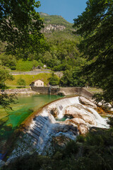 Beim kleinen Staudamm im Verzasca Fluss bei Lavertezzo 