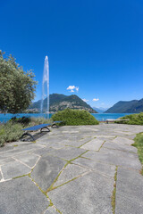 Große Fontäne auf dem Luganer See in der Schweiz