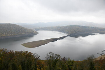 Der Edertalsee im Herbst mit Wolken. Der Stausee befindet sich in Deutschland im Bundesland Hessen....