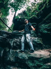 Obraz premium Frau entdeckt die Berge