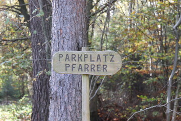 "Pfarrerparkplatz " Schild.