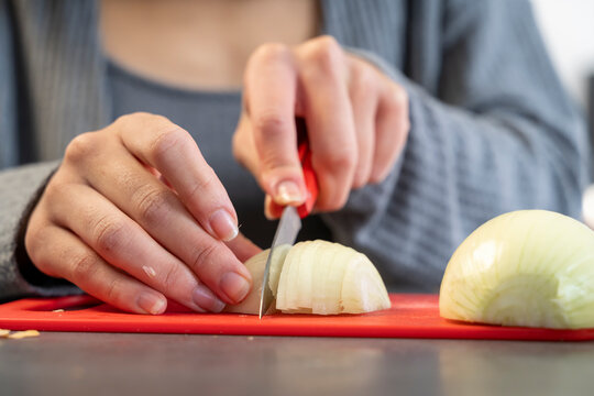 d&eacute;coupe d'oignon blanc pour recette de cuisine