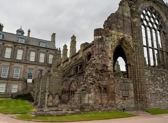 Fototapeta premium Ruins of a chapel at Holyroodhouse palace in Edinburgh, Scotland