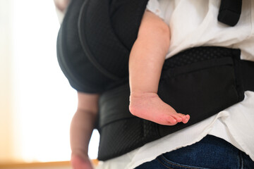 昔と比べて使いやすくなった抱っこの様子 © kapinon