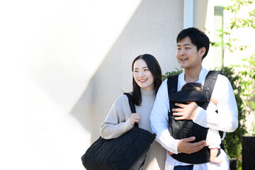 お出かけする家族　コピースペースあり