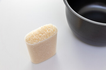 計量カップに満たされた米粒