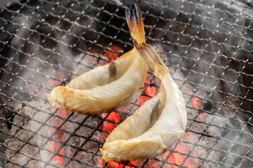 香ばしい香りが漂う、ふぐの一夜干しの炭火焼