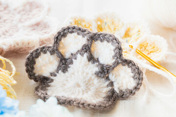 編み物　温かい毛糸の肉球コースター