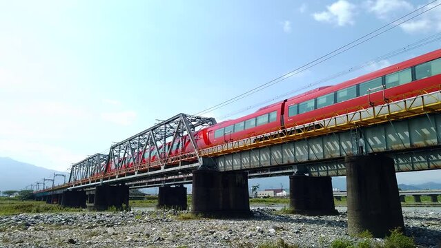 酒匂川の鉄橋を渡る特急列車