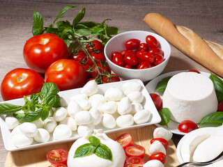 Mozzarella balls with vine tomatoes and french loaf