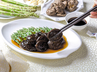 Shitake mushrooms and asparagus stir-fry in oyster sauce