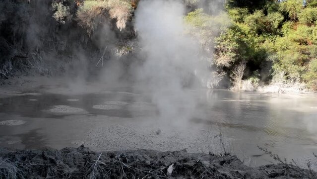 Strong gas release causing escalating bubbles at the hot mud pools of the Taupo volcanic zone