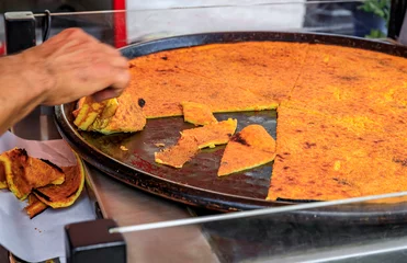 Crédence de cuisine en verre imprimé Nice Socca, chickpea pancake cooked at a farmers market in Old Town Nice, France