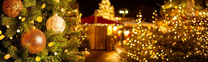 Christmas market at European town with christmas tree and lights, Evening time, blured, bokeh. Banner size. - obrazy, fototapety, plakaty