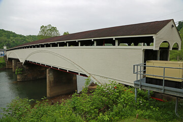 Obraz premium Side view at Philippi covered bridge - West Virginia