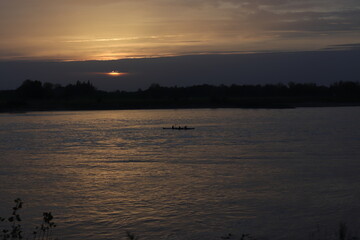 Sonnenuntergang am Fluss