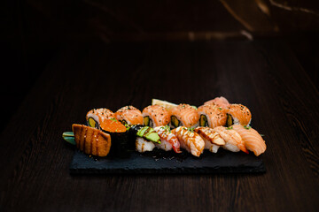 Gemischter Sushi Teller mit Thunfisch und Lachs und Sesam