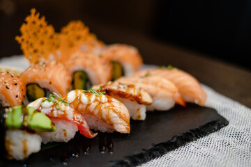 Gemischter Sushi und Maki Rollen Teller mit Kaviar 