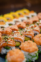 Gemischter Sushi und Maki Rollen Teller
