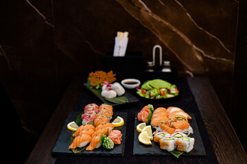 Gedeckter Tisch mit Sushi und Salat und Mochi