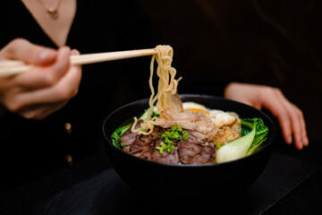 Asiatische Nudel Ramen Suppe mit Schweinefleisch / Pho
