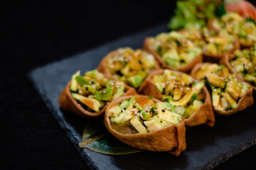 Vegetarische, gebackene Teigtaschen mit Avocado und Sesam