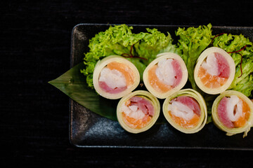 Reispapier Sushi Rollen mit Thunfisch serviert auf einem Blatt