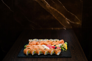 Gemischter Teller mit Sushi und Maki Rollen