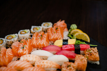 Gemischter Sushi und Maki Rollen Teller