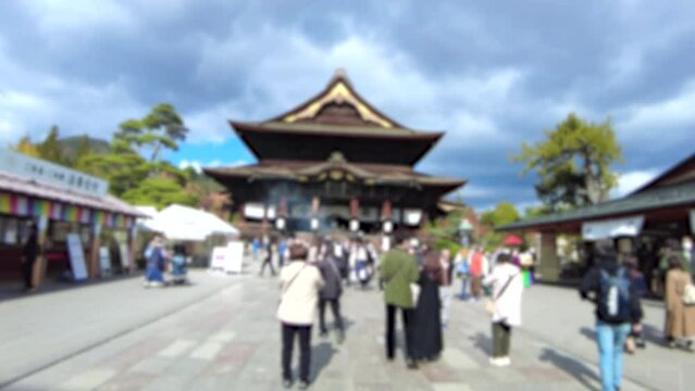 ぼかし背景素材: 長野県善光寺を参拝するマスクを着けた沢山の人々 4K  2022年10月29日