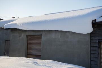 倉庫の雪の積もった屋根