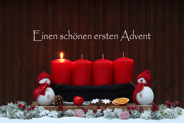 Fotoserie für die Adventszeit: Erster  Advent mit roten Kerzen lustigen Schneemännern und...