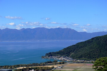 Fototapeta na wymiar 八幡山から眺める琵琶湖と湖西の山並み