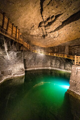 Podziemne jezioro w kopalni soli w Wieliczce. - obrazy, fototapety, plakaty