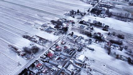 Zima z loku ptaka na wsi. © Dom