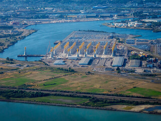 vue aérienne de construction d'éoliennes au port du Havre