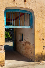 Fototapeta premium Prison Island die Gefängnisinsel auf Sansibar im Indischen Ozean von Tansania. Teile der Gebäude im Innenhof vom Gefängnis Changuu.