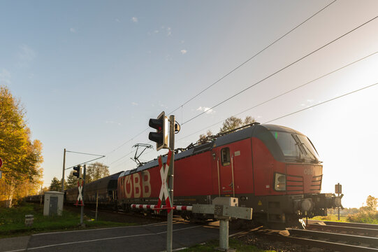 Deutschland , Krimnitz , 30.10.2022 , Ein Zug mit einer Lok der ÖBB fährt am Bahnübergang vorbei 