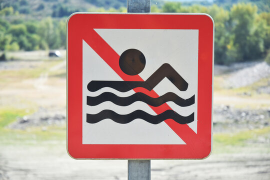 Panneau baignade interdite.