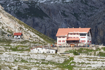 Blick zur Drei Zinnen Hütte in den Dolomiten	
