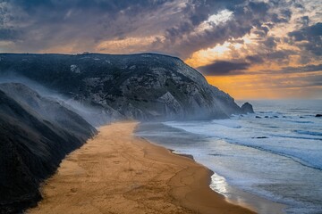 Obraz premium Dramatic view of the cliffs on the west coast of Portugal