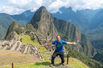 Crédence de cuisine en verre imprimé Machu Picchu a man is taking a selfie of machu picchu ruins, peru