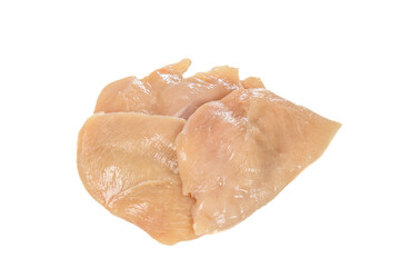 escalopes de poulet crues isolées sur un fond blanc