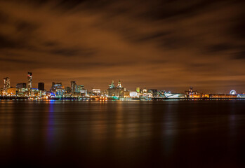 Naklejka premium City skyline at night