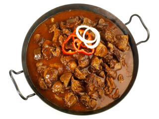 Gulasch vom Rind in einer Pfanne - Freigestellt